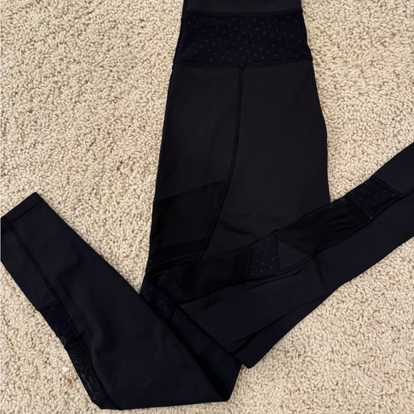 Lululemon fun detail on the side - Picture 2 of 3